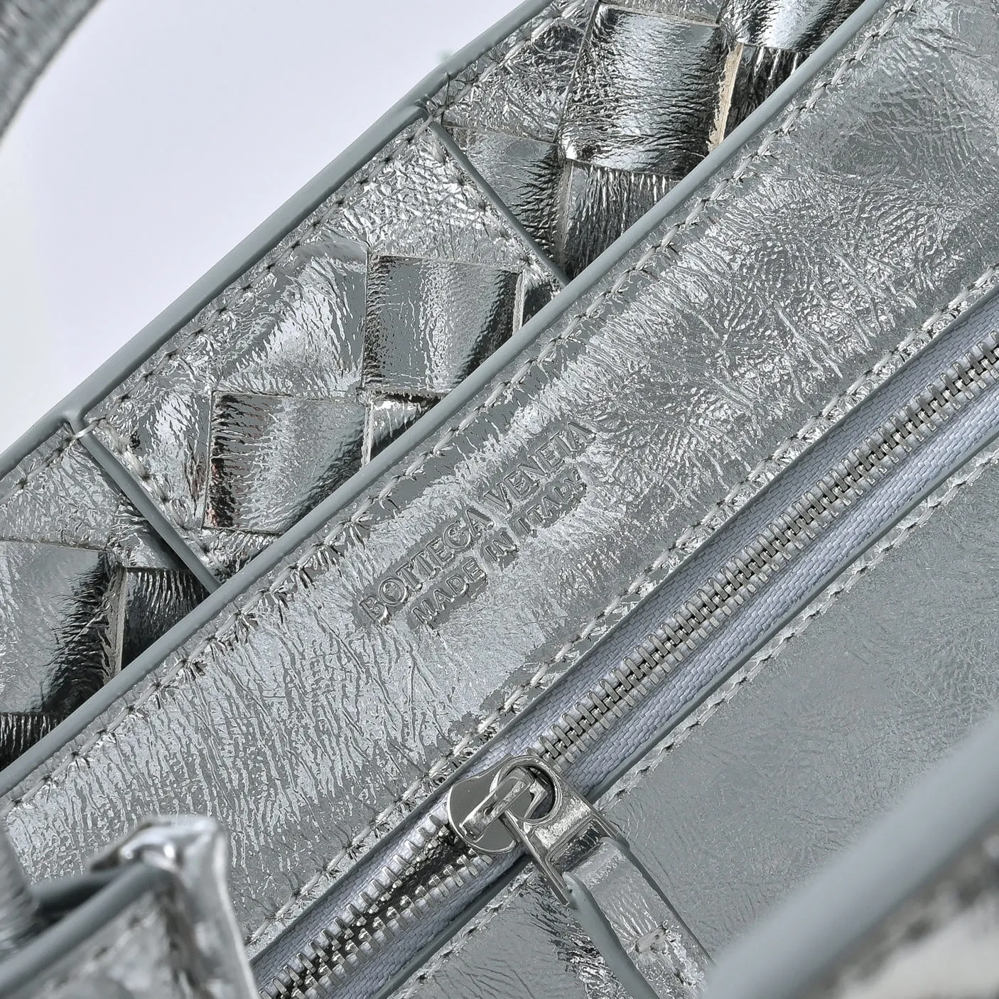 The 2023 new Andiamo batch of 1860 BV has been shipped‼ ️Really popular🔥The new Andiamo woven handbag launched by Bottega Veneta this season is really popular all over the world! ! Celebrities at home and abroad have worn it, and Oscar-winning actress Michelle Yeoh has taken it out on the street. Song Jia, Trai Yara, Yu Feihong, Sanji Ayaka, Rosie Hunting-Whiteley, Yoshioka Riho, etc. have all picked up this bag. It is classic and versatile, showing off its temperament, and the bag capacity is also large, which is very convenient for daily commuting! ! A variety of carrying methods, the shoulder straps can be adjusted by yourself, the original lambskin feels soft and delicate, and the unisex style breaks the gender boundaries and brings a more practical and longer-lasting use experience. Andiamo, which has both elegant and casual styles, perfectly interprets the true appearance of "fashionable old money style". Style number: 7463 Size: 25*22*10.5cm